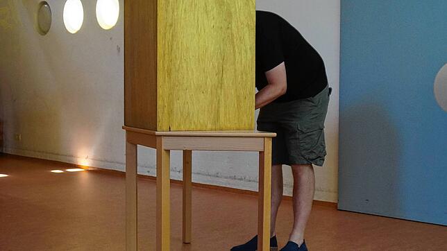 2024 wird wieder ein Gemeinderat gewählt &ndash; unser Symbolbild zeigt einen Wähler bei der OB-Wahl in Waldshut-Tiengen.