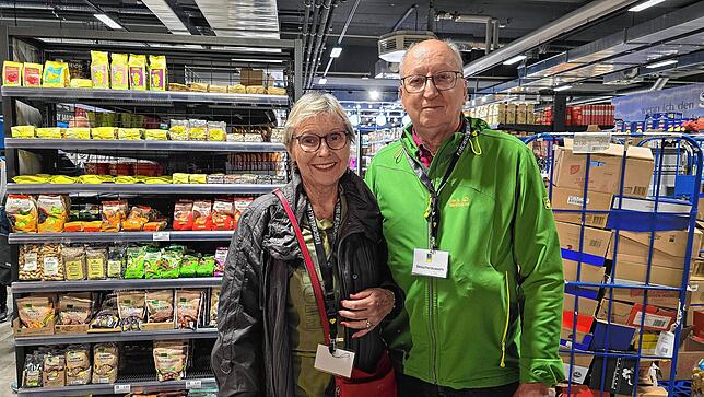 „Wir sind so froh, dass bald wieder der Edeka eröffnet, es gibt ja sonst keinen Supermarkt in der Innenstadt“, sagt Angelika Mayer aus ...