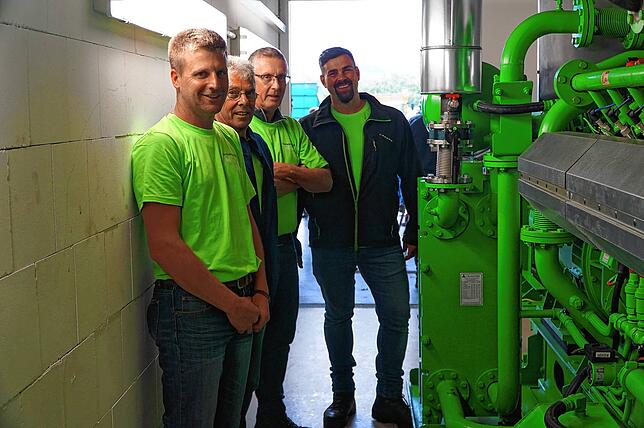 Im Herzen der Biogasanlage Naturkraftwerk Espelweg Tengen am Tag der offenen Tür: Manuel Nägele (Technischer Leiter Fernwärme SBH), ...