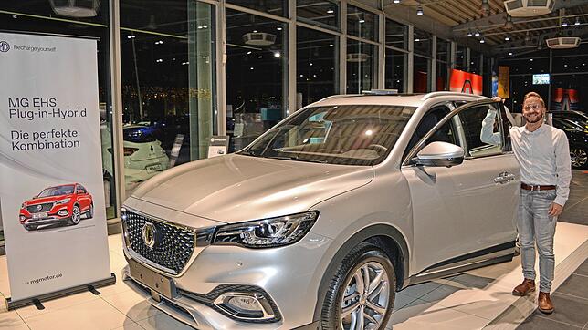 Verkaufsberater Manuel Dill präsentiert mit dem neuen SUV MG EHS Plug-in-Hybrid den Einstieg in den elektrischen Lifestyle mit ...