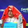 Joost Klein, der die Niederlande vertritt, gestikuliert während einer Pressekonferenz nach dem zweiten Halbfinale des Eurovision Song ...