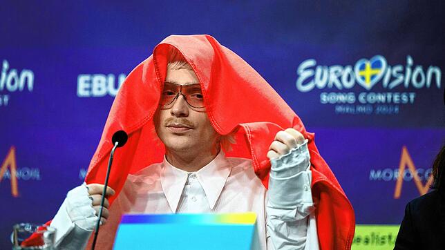 Joost Klein, der die Niederlande vertritt, gestikuliert während einer Pressekonferenz nach dem zweiten Halbfinale des Eurovision Song ...