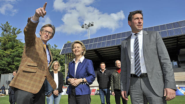 "Da springen ab morgen die Pferde": Turnierchef Kaspar Funke (von links) zeigt Verteidigungsministerin Ursula von der Leyen die ...