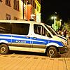 Polizeifahrzeuge stehen am Schmotzigen Donnerstagabend in der Färberstraße.