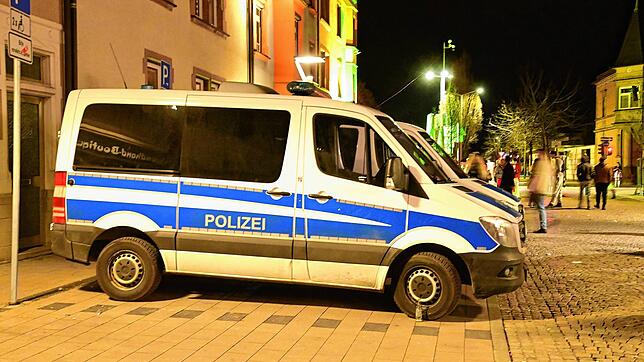 Polizeifahrzeuge stehen am Schmotzigen Donnerstagabend in der Färberstraße.