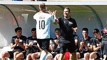 Beifall für Marcel Sökler, zweifacher Torschütze beim 3:3 gegen den FC Denzlingen, auch von Steffen Breinlinger, Trainer des FC 08 ...
