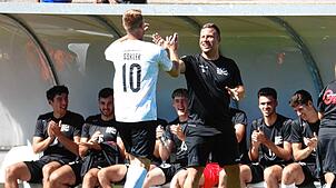 Beifall für Marcel Sökler, zweifacher Torschütze beim 3:3 gegen den FC Denzlingen, auch von Steffen Breinlinger, Trainer des FC 08 ...