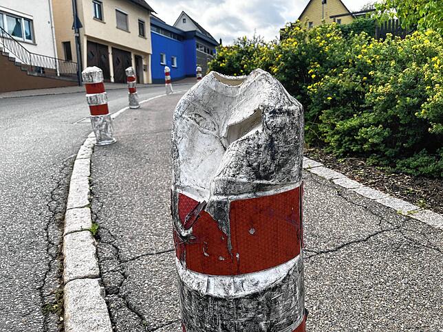 Die Poller in der Dauchinger Straße in Niedereschach sollen eigentlich die Fußgänger schützen. tatsächlich werden sie regelmäßig von ...