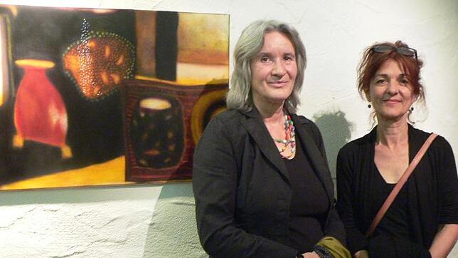 Die Künstlerinnen Ilse Werner (links) und Dora Freiermuth in ihrer gemeinsamen Ausstellung im Schlosskeller Tiengen. Daneben das Bild ...