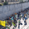 Etwa 1500 Menschen haben am Freitag in Friedrichshafen eine konsequentere Klimapolitik gefordert.