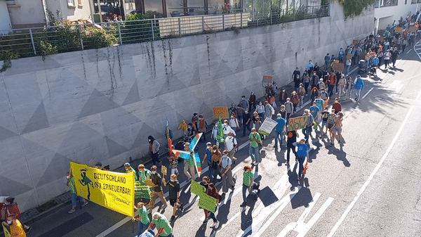 Etwa 1500 Menschen haben am Freitag in Friedrichshafen eine konsequentere Klimapolitik gefordert.