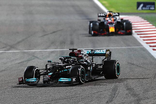Lewis Hamilton (l) aus Großbritannien vom Team Mercedes auf der Strecke vor Max Verstappen aus den Niederlanden vom Team Red Bull Racing.