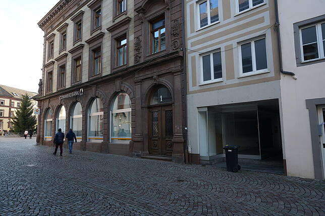 Der Laden neben der Commerzbank steht ebenfalls leer.