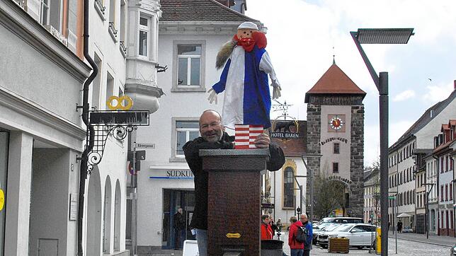 Auf diesen Brunnen in der Villinger Bickenstraße gehört ein Glonki, sagt Glonkivater Günther Reichenberger.