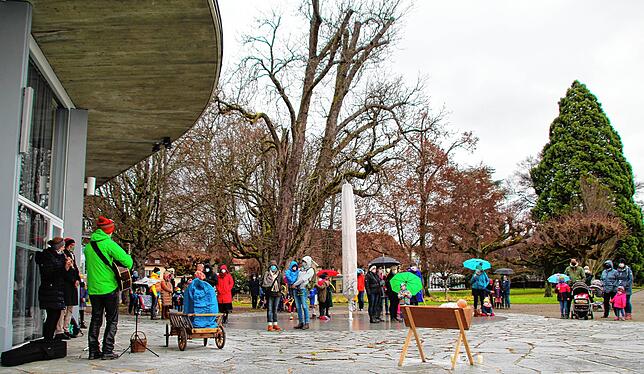Teil des Hygienekonzepts: Jede Familie bekam einen eigenen Platz, markiert mit einem Schokoladenweihnachtsmann, zugewiesen.