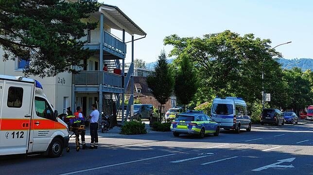 Polizei und Rettungswagen sind im Einsatz in der Zeppelinstraße in Rielasingen. Dort zückte ein Flüchtling ein Messer, als die Polizei kam.