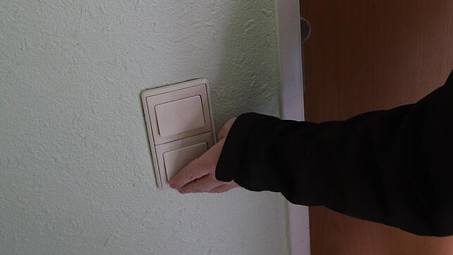(Symbolbild) Immer wieder klingeln falsche Handwerker oder falsche Stadtwerke-Mitarbeiter an den Wohnungen der meist älteren ...