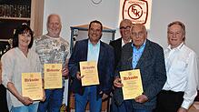 FC-Präsident Berthold Müller (rechts) und Vorsitzender Dietmar Eschner (dritter von rechts) ehren in der Hauptversammlung Isolde Eschner ...