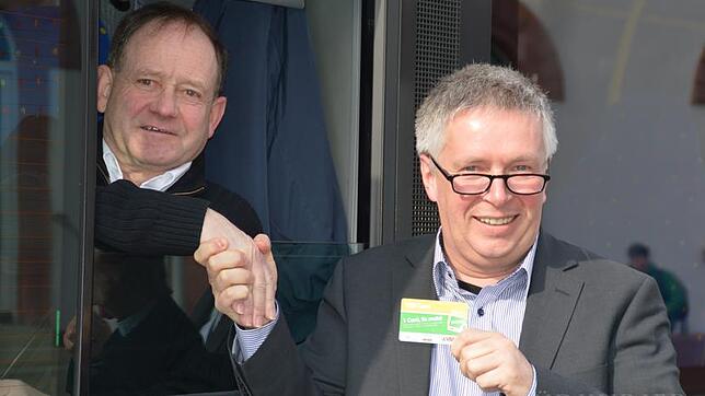 Hand in Hand für den Nahverkehr: Busfahrer Josef Hirt und VSB-Geschäftsführer Thomas Mager (von links) präsentieren das kreisweite ...