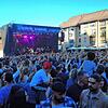 Viel los ist vor der Hauptbühne auf dem Muslenplatz während dem Auftritt der Band Diva.