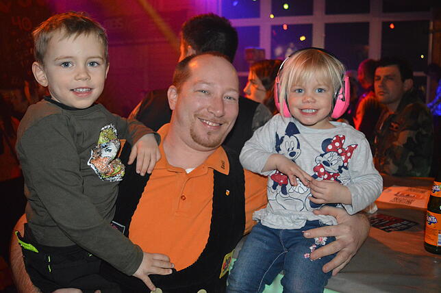 Bastian Nickolmann mit seinen beiden Kindern, von denen eines Ohrschützer trägt.