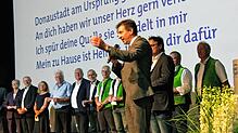 Oberbürgermeister Erik Pauly bedankt sich zum Abschluss auf der Bühne vor rund 450 Gästen für den gelungenen Abend und lädt alle ...