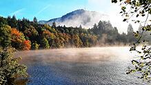 Der Nebel über dem Bergsee lichtet sich, die Sonnenstrahlen sorgen für ein warmes Licht: Dieses Bild wurde im vergangenen Jahr in Bad ...