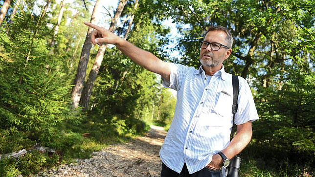 Kriminalhauptkommissar Detlef Stoll führt durchs Wurzacher Ried. Er hat Interessantes, aber auch durchaus Schauriges zu erzählen. Bild: dpa