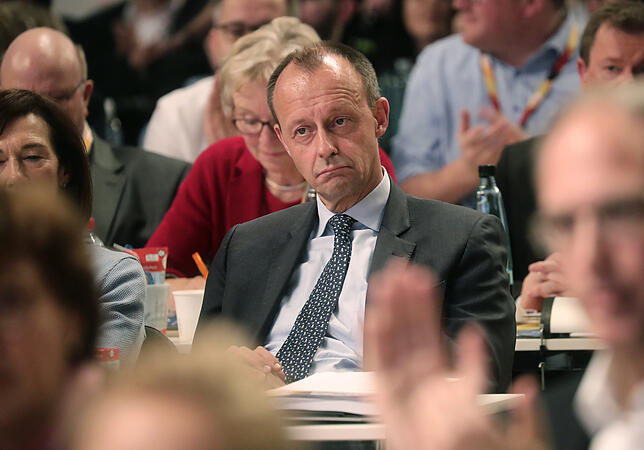 Kurz nach dem ersten Wahlgang hat Friedrich Merz noch sichtlich Mühe, seiner Begeisterung Ausdruck zu verleihen.