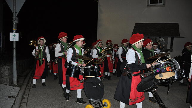 Heimatverbunden: 30 Narrenzünfte und Guggenmusiken zogen beim Nachtumzug am Samstag durch Ühlingen. Bilder: Ursula Ortlieb