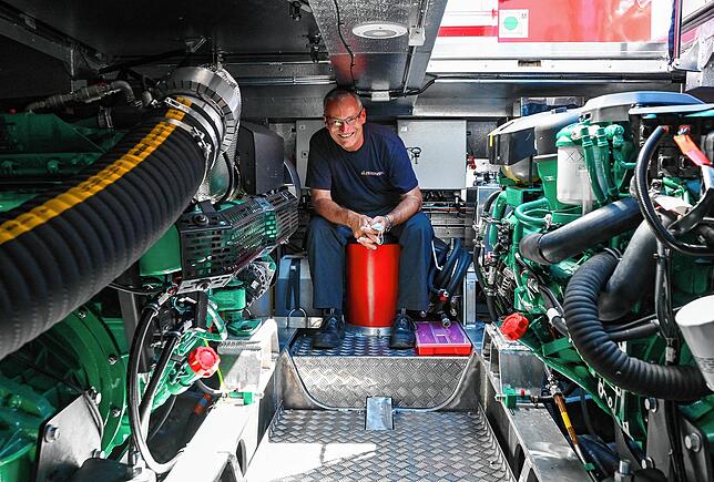 Ganz schön eng: Andreas Knäble zwischen den zwei 550 PS starken Dieselmotoren unter Deck des Rettungsbootes.