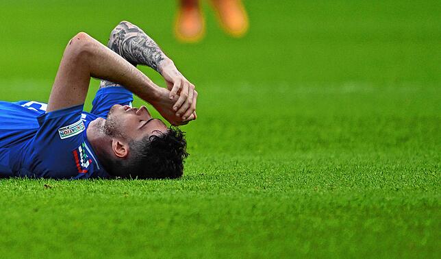 Italiens Stephan El Shaarawy liegt enttäuscht auf dem Platz.