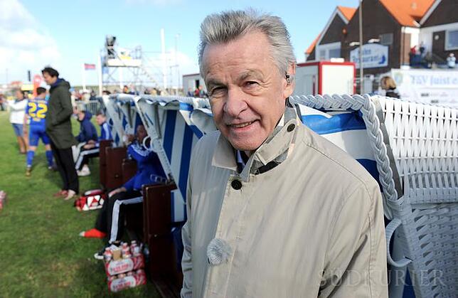 Ottmar Hitzfeld als Co-Trainer auf Juist Der ehemalige Ottmar Hitzfeld steht am 05.09.2015 vor der Trainerbank in Form von Strandkörben auf der ostfriesischen Insel Juist ...
