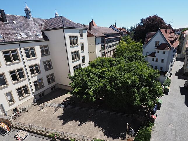 Der Schulhof der Zoffingen-Schule. Schüler, Eltern und Lehrer nehmen Abschied von ihrer alten Heimat. Bild: Jörg-Peter Rau