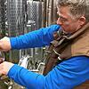 Der Bermatinger Winzermeister Mathias Dilger nimmt in seiner Kellerei eine Probe Rotwein zum Begutachten.