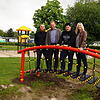Das Team, das sich um das Wehrer Parkbad kümmert, ist bereit für die bevorstehende Sommersaison. Auf der neuen Brücke von links ...