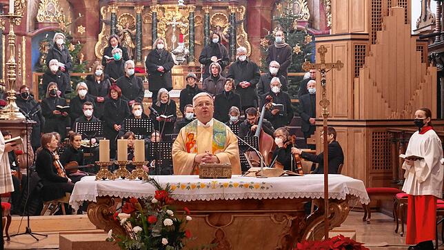 Dekan Peter Berg zelebrierte das Weihnachtshochamt, das von dem Münsterchor, einem Orchester und Solisten umrahmt wurde.