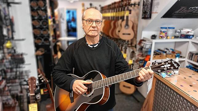 Patrick Ziegler, Inhaber des Musikgeschäftes Guitarra in Villingen, leidet unter den erschwerten Lieferketten in der Musikbranche.