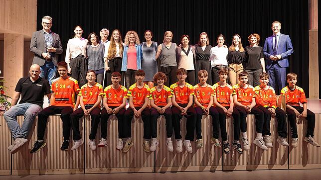 Zwei der insgesamt 15 ausgezeichneten Mannschaften bei der Sportlerehrung: Die D1-Jugend und die Damen II des HSC Radolfzell auf der ...