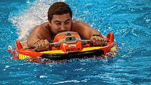 Rettungssanitäter Olivier Wiesner zeigt, wie ein aus dem Wasser zu rettender Mensch von „Dolphin 3“ in Sicherheit gebracht wird.