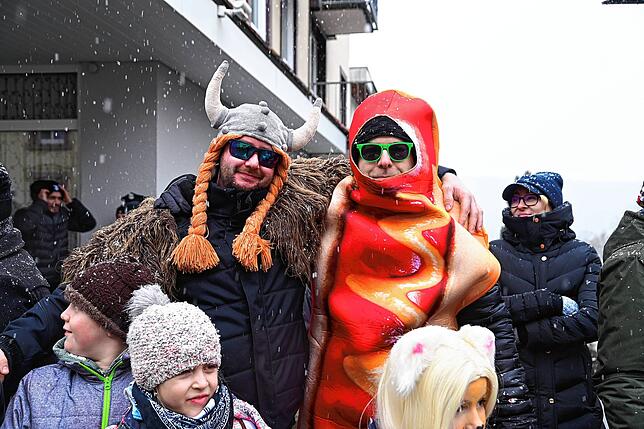 Bild 15: Narren feiern im Schneegestöber und mit Konfettiregen