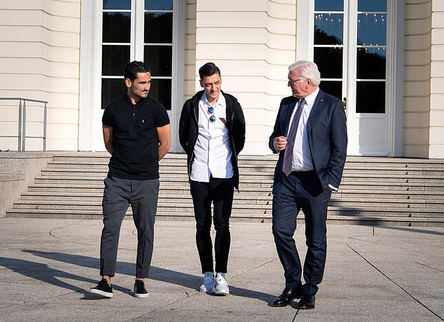 Bundespräsident Frank-Walter Steinmeier (rechts) empfing Ilkay Gündogan und Mesut Özil (links) im Schloss Bellevue. Später sagte er: ...