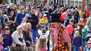 In der ganzen Stadt ist einiges geboten, hier unterhält ein Clown die Kinder. Die Verantwortlichen geben sich jedes Jahr viel Mühe, um ...