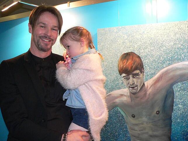 Ralph Schulz mit Tochter Mira neben seinem dreiteiligen Triptychon "Silence" (Ausschnitt). Bild: Rosemarie Tillessen
