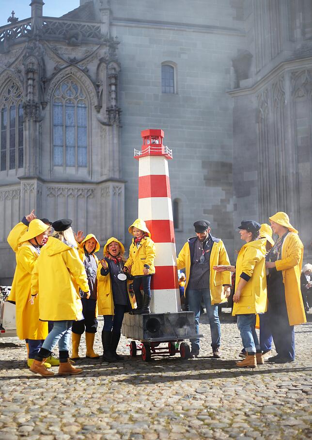 Ein Leuchtturm vor dem Münsterturm. Diese Narren haben anscheinend den Wetterbericht nicht richtig gelesen.
