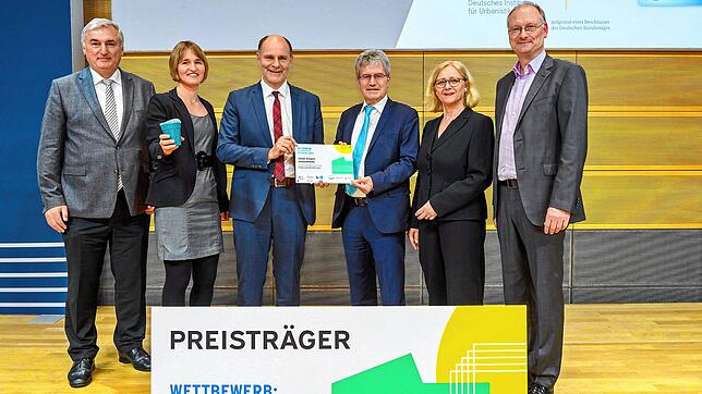 Preisverleihung in Berlin mit Singens Klimaschutzmanagerin Johanna Volz (Zweite von links) und Oberbürgermeister Bernd Häusler (Dritter ...