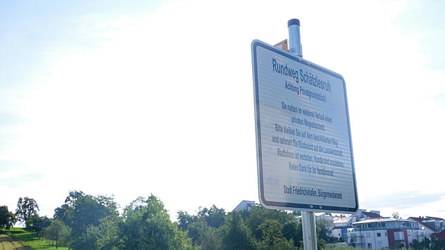Von der Glärnischstraße aus ist dieses Schild sichtbar &ndash; dahinter führt der neue Zubringer zum &bdquo;Schätzlesruh&ldquo;-Rundweg.