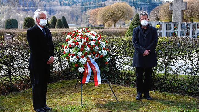 Bürgermeisterstellvertreter Werner Gaiser (links) und Hauptsamtleiter Hubert Walk auf dem Friedhof Loreto.