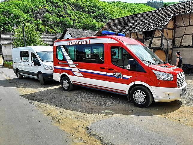 Die Freiwilligen der Feuerwehr Hänner sind im Ahrtal angekommen, um den Flutopfern eine Freude zu machen, indem sie ein neues ...