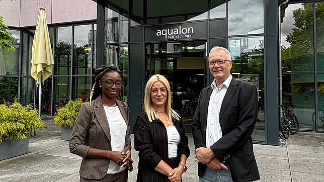 Annick Kommogne und Kim-Kathrin Weiß mit Franc Morshuis.